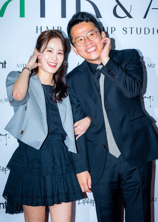 [OSEN=민경훈 기자] 김준호-김지민 커플이 22일 오후 서울 강남구 청담동의 한 카페에서 진행된 헤어 브랜드 오프닝 파티 포토콜 행사에 참여했다.김지민와 김지민은 7월 결혼을 앞두고 있다.김준호 김지민 커플이 입장하며 포즈를 취하고 있다. 2025.04.22 / rumi@osen.co.kr