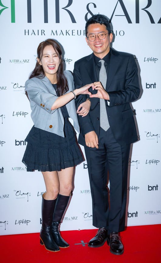 [OSEN=민경훈 기자] 김준호-김지민 커플이 22일 오후 서울 강남구 청담동의 한 카페에서 진행된 헤어 브랜드 오프닝 파티 포토콜 행사에 참여했다.김지민와 김지민은 7월 결혼을 앞두고 있다.김준호 김지민 커플이 입장하며 포즈를 취하고 있다. 2025.04.22 / rumi@osen.co.kr