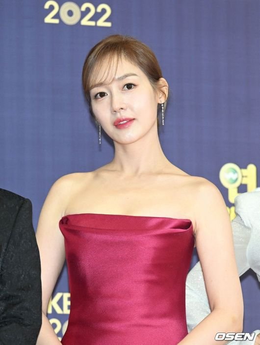 &apos;남편 징역 4년&apos; 성유리, 복귀 예고에 뭇매…홈쇼핑 게시글도 삭제 [종합]