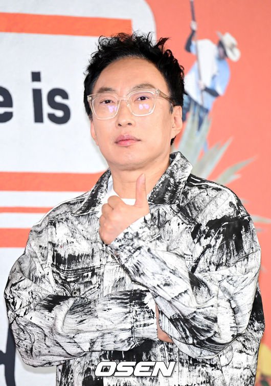 [OSEN=최규한 기자] 20일 오후 서울 상암 스탠포드 호텔에서 JTBC 새 예능 프로그램 'My name is 가브리엘' 제작발표회가 열렸다.'My name is 가브리엘(마이 네임 이즈 가브리엘)'은 아무도 나를 모르는 곳에서 세계 80억 인구 중 한 명의 이름으로 72시간 동안 '실제 그 사람의 삶'을 살아가는 관찰 리얼리티 예능이다.제작사 테오(TEO) 설립 후 다양한 프로젝트를 선보이고 있는 김태호 PD와 '놀라운 토요일', '혜미리예채파' 등을 연출한 이태경 PD가 의기투합해 선보이는 프로그램으로 박명수, 염혜란, 홍진경, 지창욱, 박보검, 가비, 덱스가 라인업으로 확정돼 기대를 더하고 있다. 방송인 박명수가 포토타임을 하고 있다. 2024.06.20 / dreamer@osen.co.kr