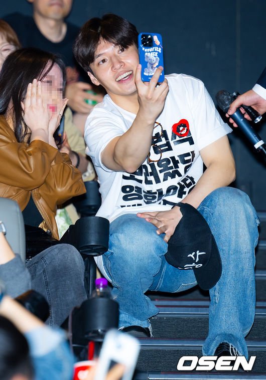 [사진]강하늘,&apos;팬과 다정한 셀카 찰칵&apos;