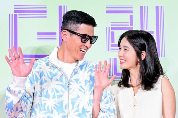 [OSEN=지형준 기자] 31일 오후 서울 메가박스 코엑스에서 영화 '원더랜드' VIP 시사회가 열렸다.&lt;br /&gt;&lt;br /&gt;'원더랜드'는 죽은 사람을 인공지능으로 복원하는 영상통화 서비스 ‘원더랜드’를 통해 사랑하는 사람과 다시 만나는 이야기로 6월 5일 전국 극장에서 만날 수 있다.&lt;br /&gt;&lt;br /&gt;가수 션, 배우 정혜영 부부가 참석해 포즈를 취하고 있다. 2024.05.31 /jpnews@osen.co.kr