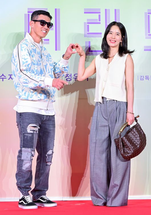 [OSEN=지형준 기자] 31일 오후 서울 메가박스 코엑스에서 영화 '원더랜드' VIP 시사회가 열렸다.&lt;br /&gt;&lt;br /&gt;'원더랜드'는 죽은 사람을 인공지능으로 복원하는 영상통화 서비스 ‘원더랜드’를 통해 사랑하는 사람과 다시 만나는 이야기로 6월 5일 전국 극장에서 만날 수 있다.&lt;br /&gt;&lt;br /&gt;가수 션, 배우 정혜영 부부가 참석해 포즈를 취하고 있다. 2024.05.31 /jpnews@osen.co.kr