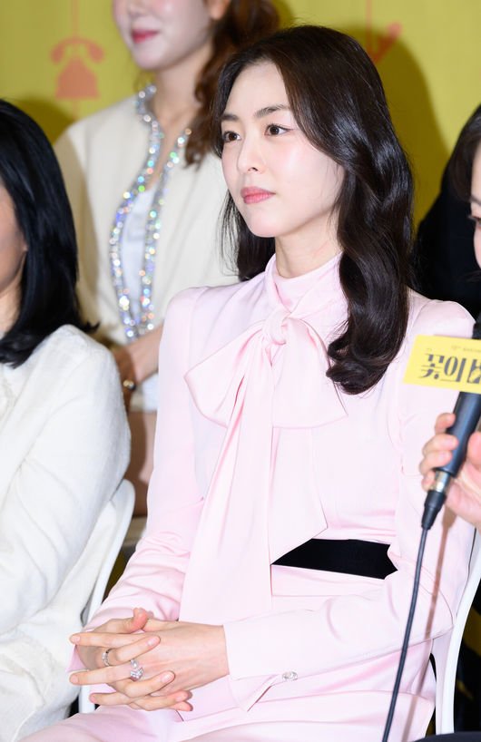[OSEN=이대선 기자] 15일 오후 서울 종로구 대학로 예술가의 집에서 연극 ‘꽃의 비밀’연극 ‘꽃의 비밀’ 기자간담회가 열렸다.&lt;br /&gt;&lt;br /&gt;‘꽃의 비밀’은 축구에 빠져 집안일을 소홀히 하던 가부장적 남편들이 하루아침에 사고로 사라지면서 벌어지는 이야기를 그린다. 보험금을 타기 위해 하루 동안 모두를 속여야 하는 황당무계한 소통을 유쾌하게 풀어낸 코미디극이다. 2월8일부터 5월11일까지 서울 대학로 링크아트센터 벅스홀에서 공연한다.&lt;br /&gt;&lt;br /&gt;배우 이연희가 취재진의 질문을 듣고 있다. 2025.01.15 /sunday@osen.co.kr