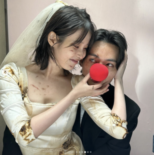 웨딩네컷 난리났던 뷔x아이유, 붙었다 하면 온오프 뒤집어지는 투샷 [Oh!쎈 이슈]