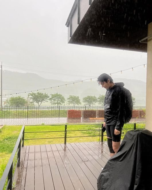 &apos;500억 대작&apos; 이민호, 쫄바지 입고 비 쫄딱 맞았다…자연인 모집중 반전 근황