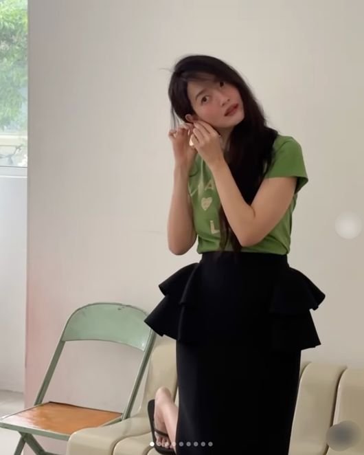 &apos;김우빈♥&apos; 신민아, 이 정도면 반칙이지…41세의 뱀파이어 미모