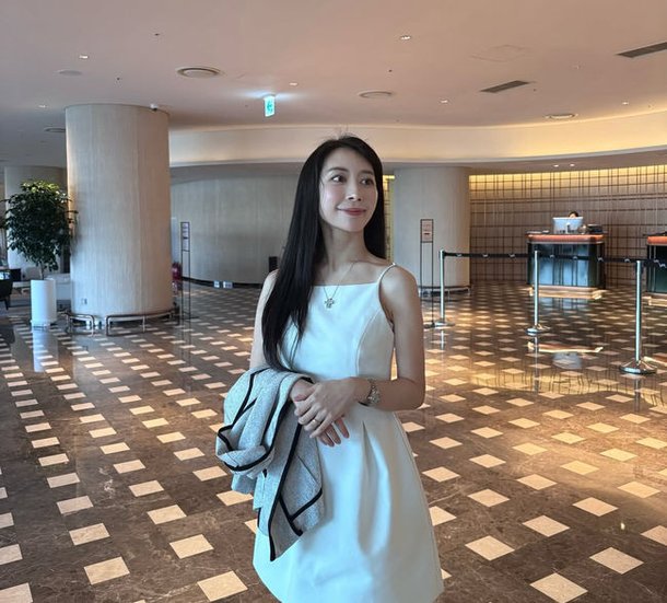 &apos;45kg&apos; 아야네, 민소매 입고도 자신감 하락···출산 후 소심한 아기씨 룩