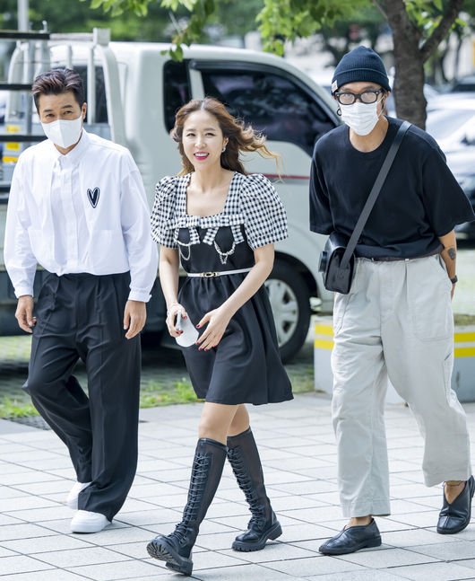 [OSEN=민경훈 기자] 18일 오후 혼성그룹 코요태 (김종민, 신지, 빽가)가 서울 양천구 SBS 목동 사옥에서 진행된 SBS 파워FM '두시탈출 컬투쇼' 참석했다.&lt;br /&gt;&lt;br /&gt;코요태 멤버들이 입장하며 포즈를 취하고 있다. 2022.08.18 /rumi@osen.co.kr&lt;br /&gt;