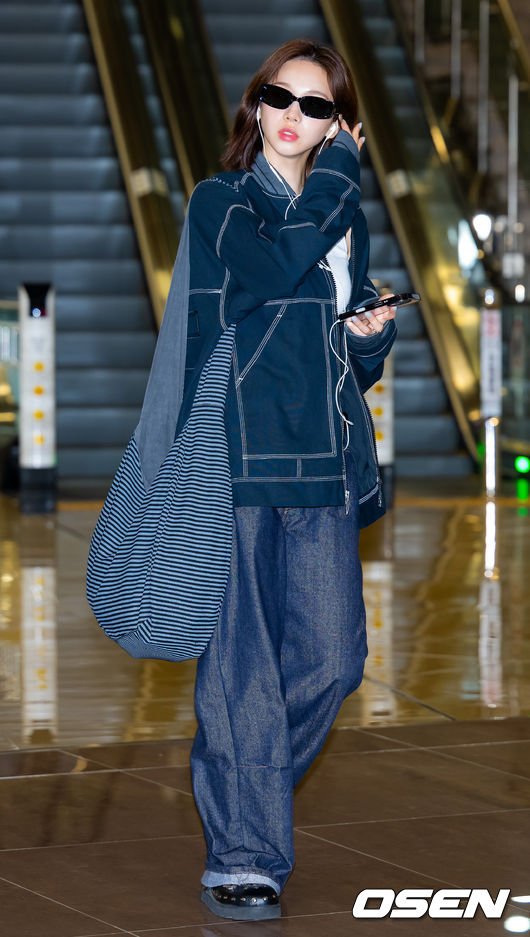 [사진]에스파 카리나,&apos;음악을 들으며 상큼한 출국&apos;