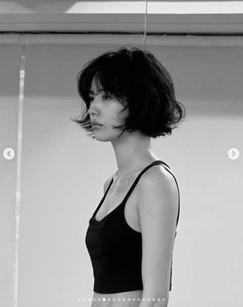 나나, 전신타투 다 지웠네…브라탑 입고 &apos;슬렌더 몸매&apos; 과시