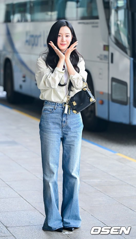 [사진]김지원, &apos;미모 뽐내며 출국&apos;