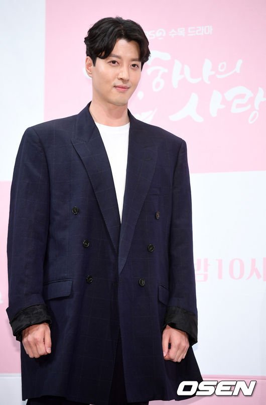 &apos;조윤희와 이혼&apos; 이동건, 미모의 여성과 청담동 데이트…열애설에 침묵 확인 어렵다[Oh!쎈 이슈]