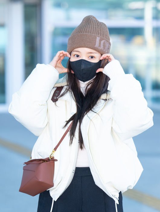 [OSEN=인천공항, 김성락 기자] 배우 박민영이 26일 오후 인천국제공항을 통해 '제9회 아시아 아티스트 어워즈'(The 9th Asia Artist Awards 이하 AAA) 시상식 참석 차 태국 방콕으로 출국했다.&lt;br /&gt;&lt;br /&gt;'AAA'는 지난 2016년 처음 개최, 배우와 가수를 통합해 시상하는 국내 최초의 통합 시상식이다.&lt;br /&gt;&lt;br /&gt;배우 박민영이 포즈를 취하고 있다.   2024.12.26 / ksl0919@osen.co.kr