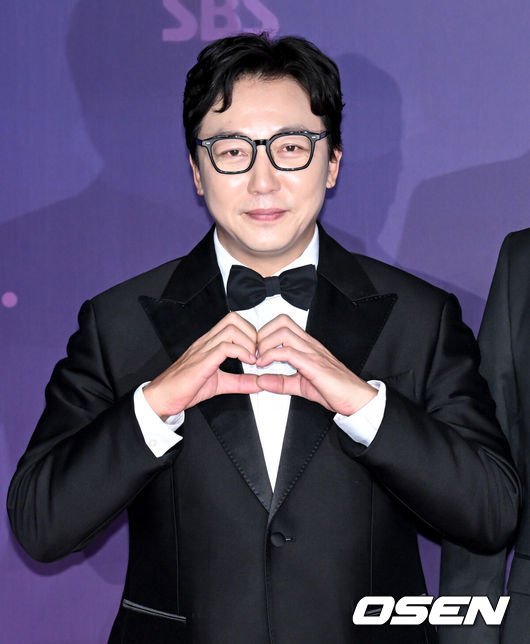 [OSEN=조은정 기자]2023 SBS연예대상 포토월 행사가 30일 서울 마포구 상암 SBS 프리즘타워에서 열렸다.방송인 탁재훈이 레드카펫을 밟으며 포즈를 취하고 있다. 2023.12.30/cej@osen.co.kr