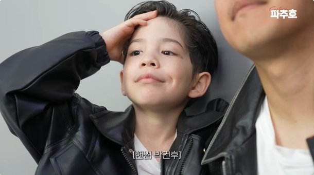 &apos;박주호 아들&apos; 건후, 키아누 리브스 보이는 폭풍성장…8세에 복근 장착