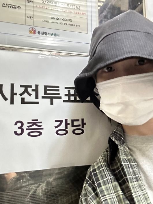 아이유, 얼굴 숨기고 사전투표…체크 셔츠로 정치색 논란 차단 [Oh!쎈 이슈]