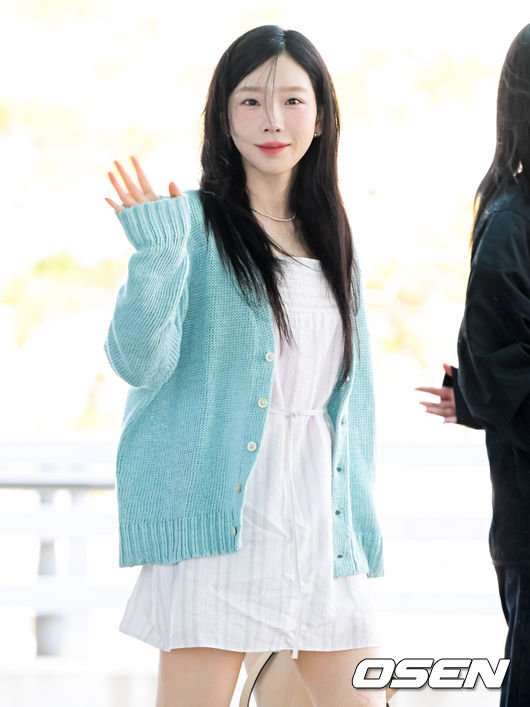 태연, 카리나 여파 정치색 논란 의식했나…손가락 &apos;V&apos;도 피했다 [Oh!쎈 이슈]