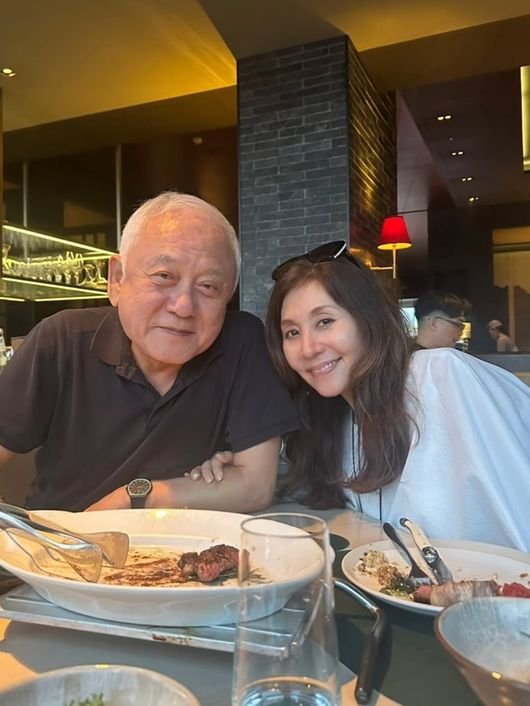 &apos;62세&apos; 최명길, ♥김한길 통 큰 이벤트에 감동…두 아들 앞에서 손 꼭 잡은 &apos;결혼 30주년&apos;