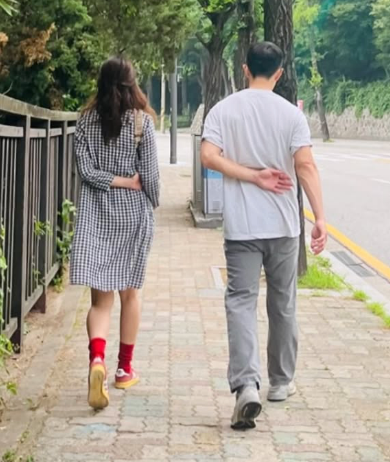 걷는 모습까지 꼭 닮았네…공효진, 전역 5일 앞둔 케빈오♥와 투샷