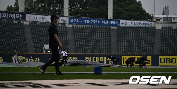 [OSEN=잠실, 조은정 기자]13일 서울 잠실야구장에서 ‘2024 신한 SOL Bank KBO리그’ 두산 베어스와 키움 히어로즈의 경기가 열린다.이날 홈팀 두산은 최승용을, 원정팀 키움은 알칸타라를 선발 투수로 내세웠다.경기를 앞두고 잠실구장에 비가 내리고 있다. 2025.06.13 /cej@osen.co.kr