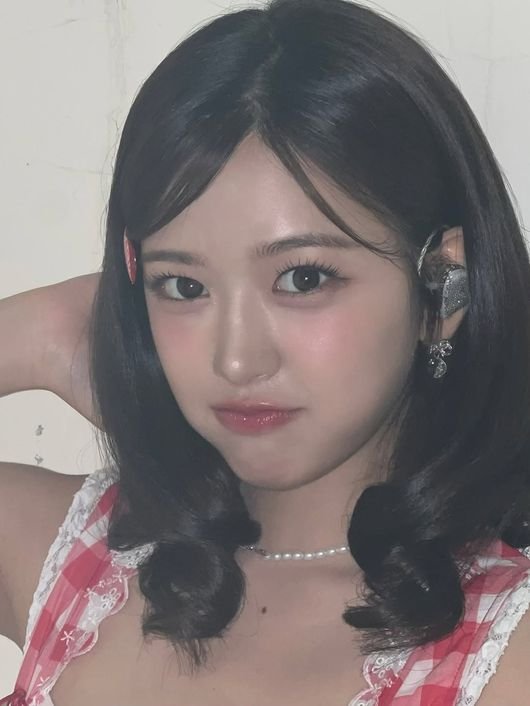 아이브 안유진, 눈이 얼굴의 반이야…복고풍 의상도 찰떡 소화