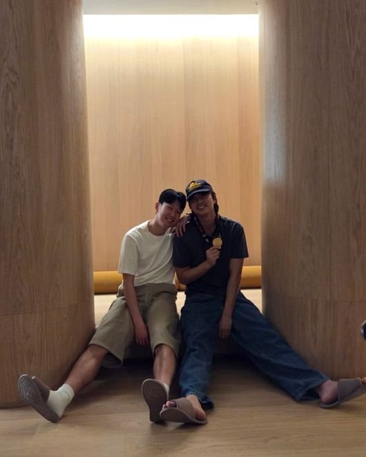 공유, 손흥민 &apos;첫 우승&apos; 메달 목에 걸었다…친형처럼 &apos;뿌듯&apos;