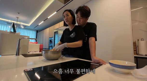 도경완, 요리할 때도 ♥장윤정에 딱 붙어 백허그 ♥장윤정, 얼굴만 봐 (&apos;도장TV&apos;)