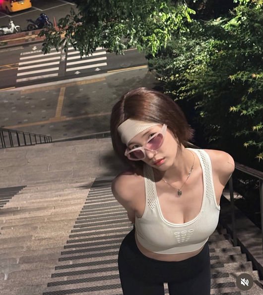 &apos;세 아이 엄마 이혼&apos; 율희, 스포츠 브라로도 뽐내는 완벽 볼륨