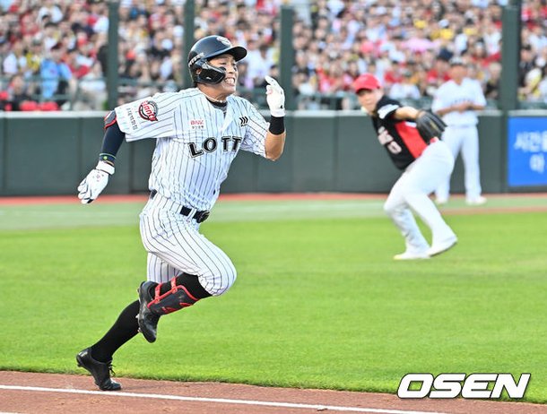 25일 사직에서 내야안타를 만드는 황성빈