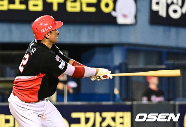 역전타 직후 세리머니 중인 김태군