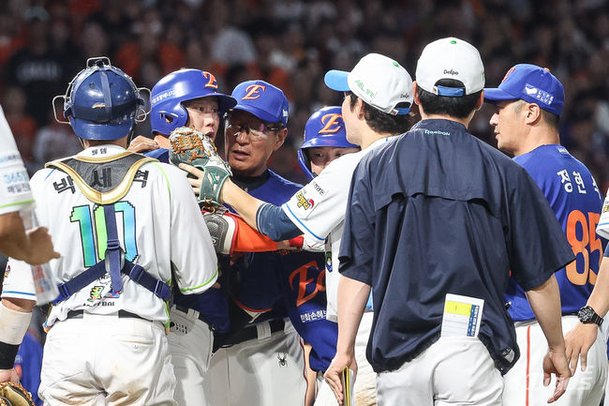 한화 하주석이 16일 창원 NC전에서 6회 삼진을 잡고 포효한 NC 투수 신민혁에게 불만을 나타내고 있다