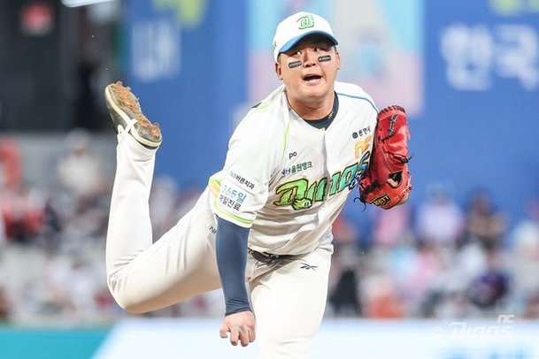 NC 신민혁이 벤치클리어링 상황에서 사과의 뜻을 표하고 있다