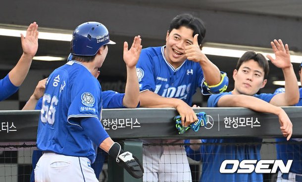 득점 후 엄지척 하는 김헌곤