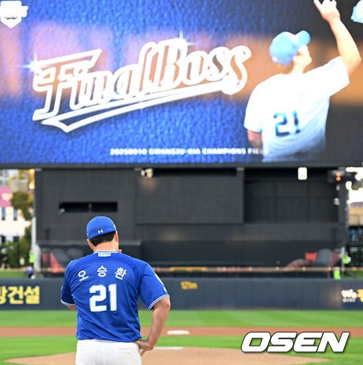 커피 트럭 앞에 선 오승환과 추신수