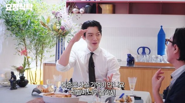 인터뷰 중인 김우빈