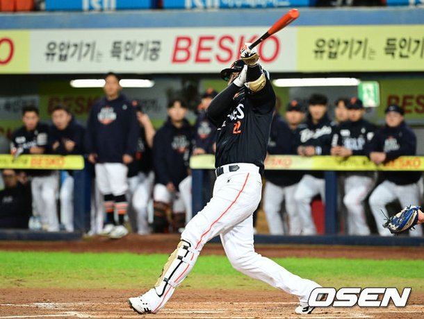 4회 안타 후 환호하는 채은성