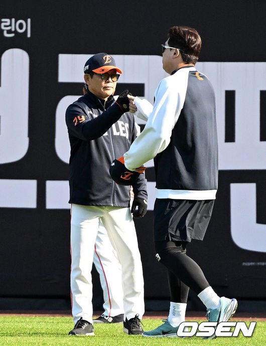 류현진과 하이파이브하는 양상문 코치