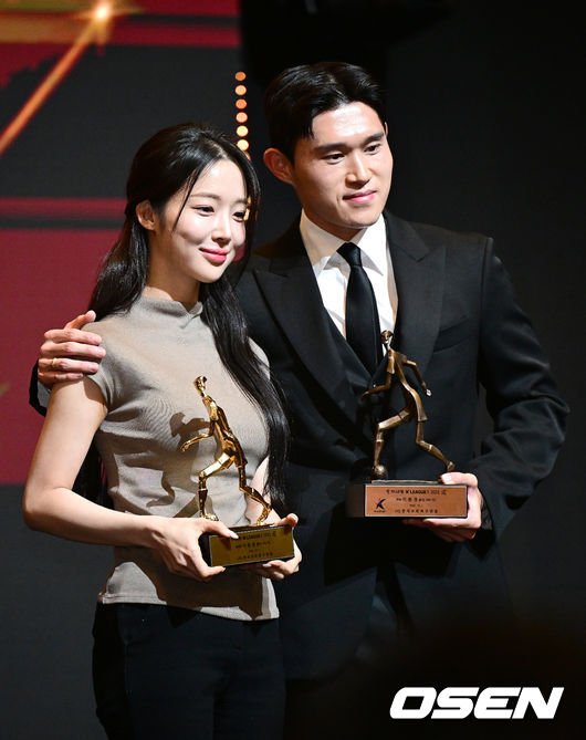 K리그1 MVP 이동경, 아내와 함께 포토월에 선 모습