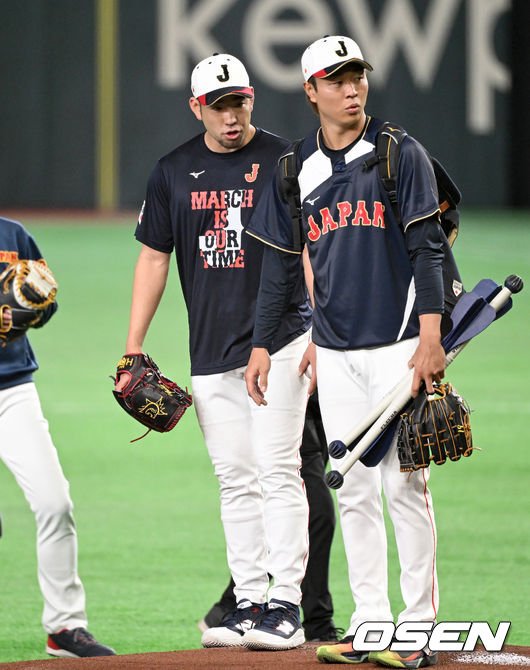 도쿄돔에서 마운드를 점검하는 기쿠치 유세이