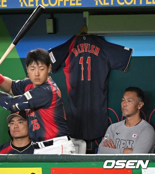 부상으로 합류 불발된 다르빗슈 유 유니폼이 일본 더그아웃에 걸린 모습