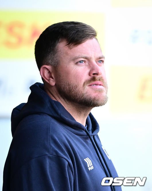 대구에서 그라운드를 바라보는 비슬리