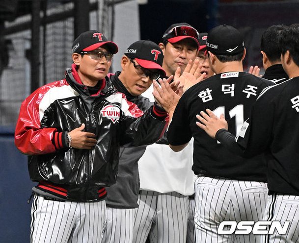 LG 염경엽 감독이 경기 후 함덕주와 인사하는 장면