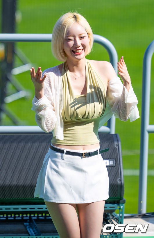 서현숙 치어리더가 잠실야구장에서 리허설을 하는 모습