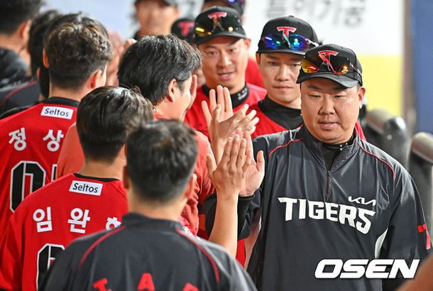 이범호 감독이 역전승 후 기쁨을 나누는 장면