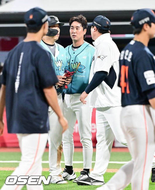 김현수와 류현진이 경기 후 대화를 나누는 장면