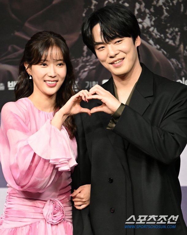 이정혁의 수다톡톡]'사생활 논란' 김정현, '민폐 주인공' 안되려면…산 넘어 산이네!('꼭두의 계절') : 네이트 연예