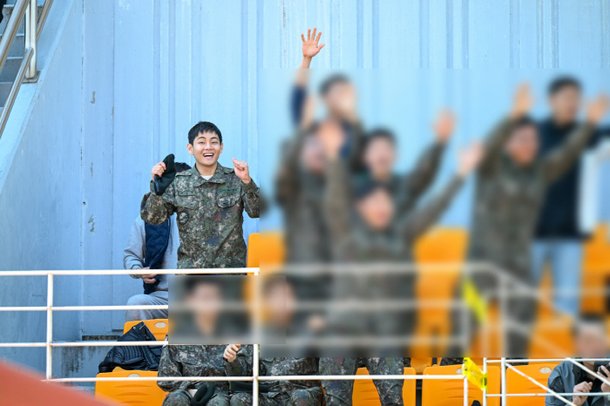 [Na cena] 'Por que o BTS V está aqui?' ‘Jjin Wolkeul’ torceu por Gangwon em uniforme militar, Chuncheon está arrasando