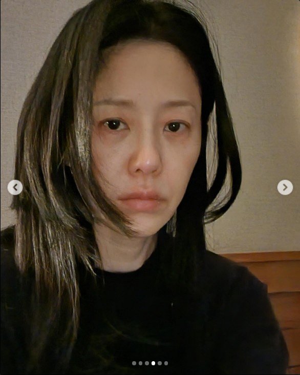 Actress Go Hyun-jung, with messy hair and a grim face, "Stop taking pictures"