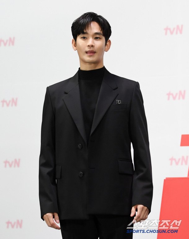 &apos;2천억 위약금&apos; 궁지 몰린 김수현, 故 김새론 카톡·편지-속옷 영상 &apos;꼬꼬무&apos; 증거 해명할까[SC이슈]